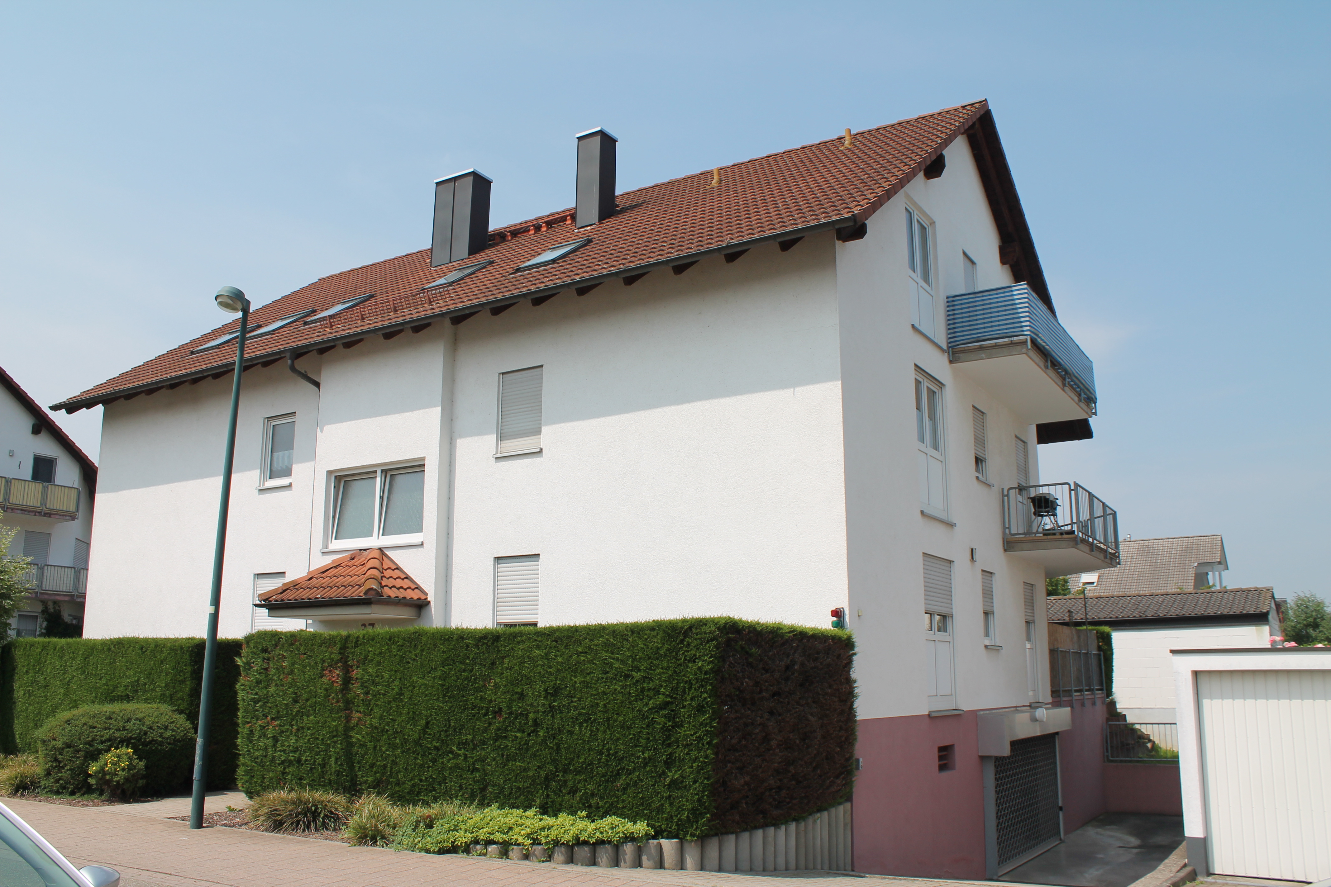 Gem&uuml;tliche 2-Zimmer-Dachgeschoss-Wohnung mit Balkon und EBK in B&uuml;hl